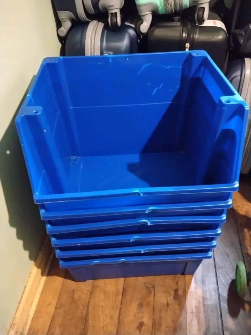Cajas de almacenamiento plásticas azules apilables - 2