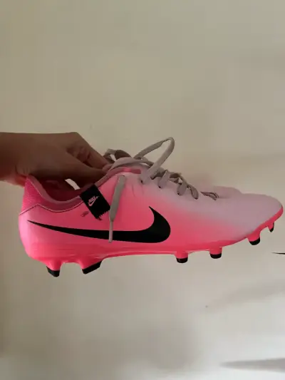 Botines de fútbol Nike rosa y negro - miniatura 1