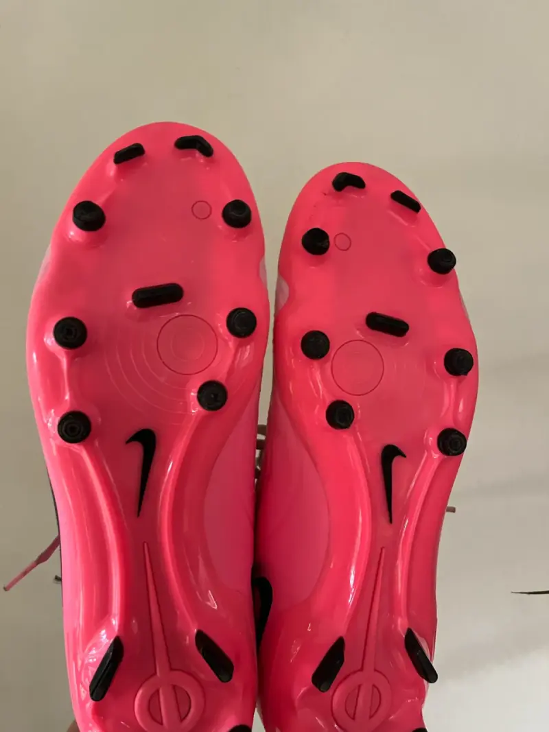 Botines de fútbol Nike rosa y negro - 2