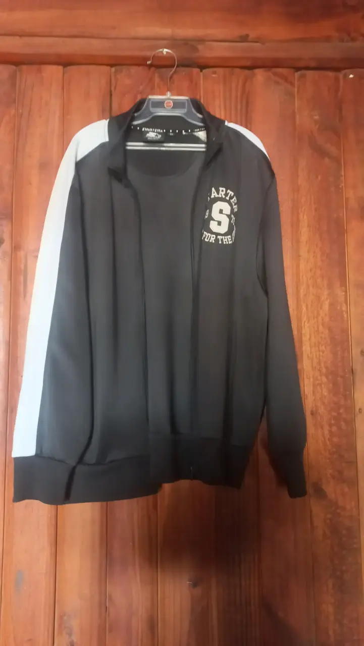 Polerón negro Starter con diseño deportivo - 1