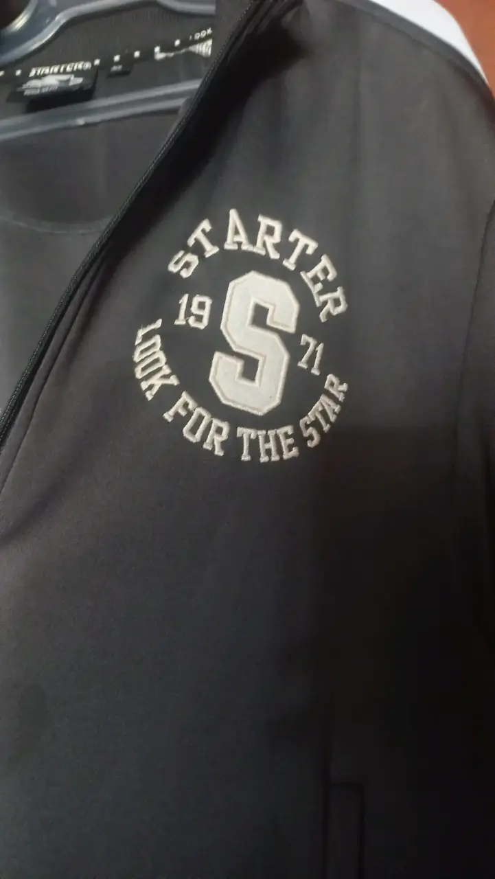 Polerón negro Starter con diseño deportivo - 3