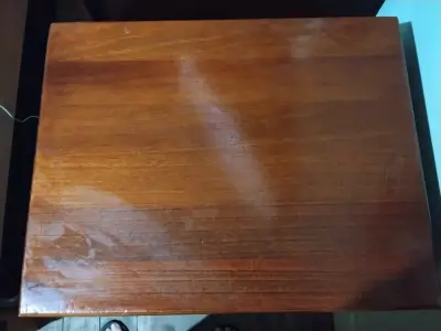 Velador de madera con tres cajones - miniatura 3