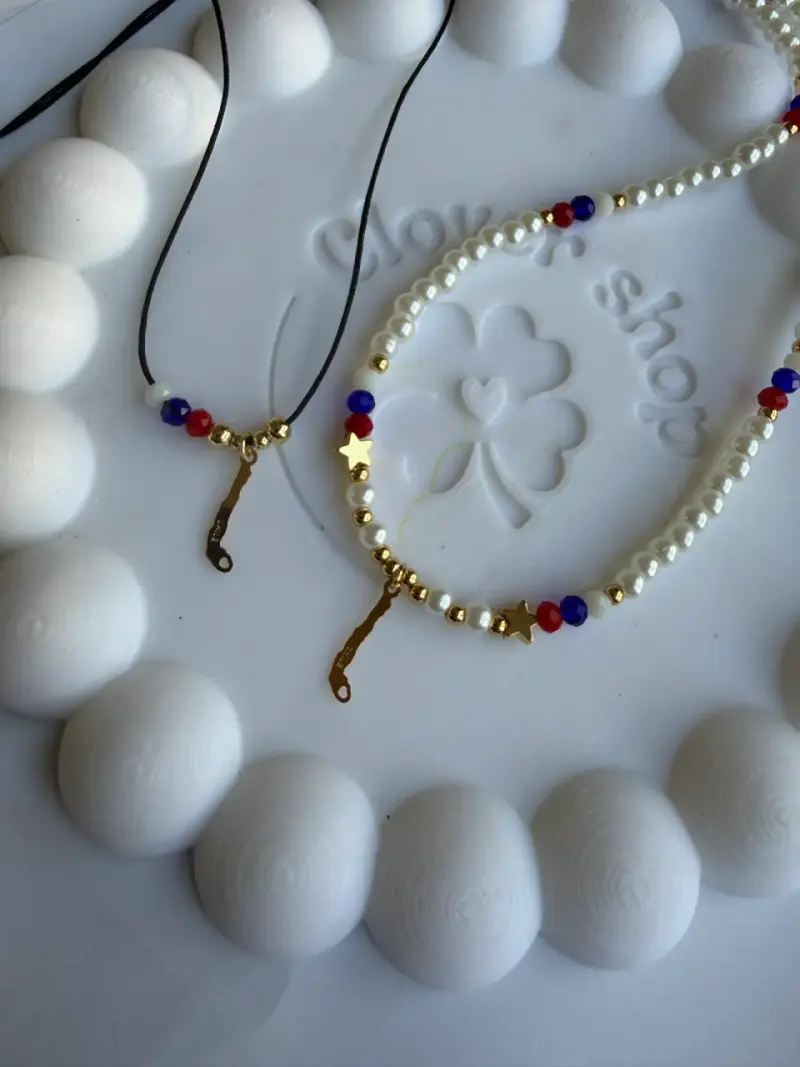 Collares de perlas y cuentas coloridas