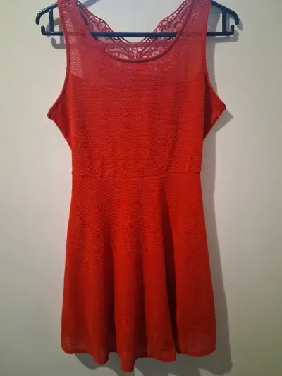 Vestido rojo de encaje con diseño elegante - miniatura 1