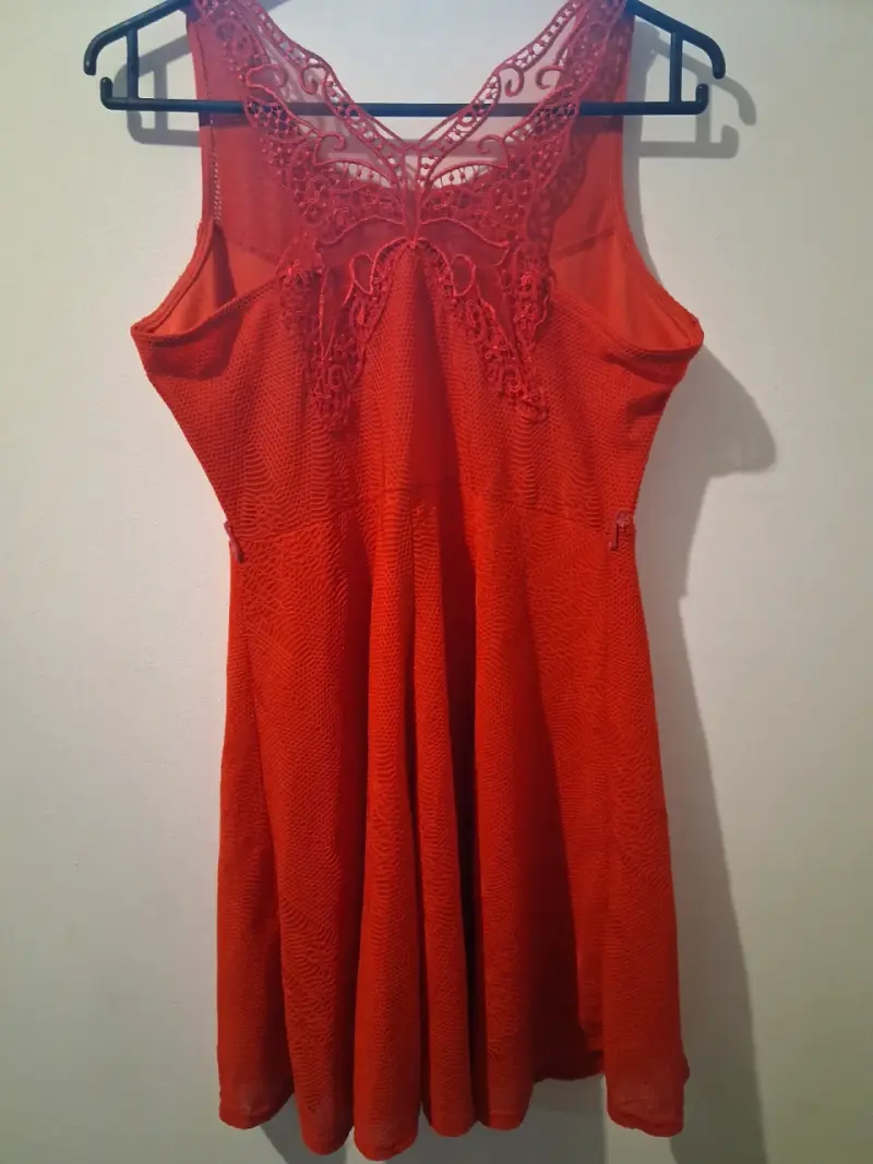 Vestido rojo de encaje con diseño elegante - 2