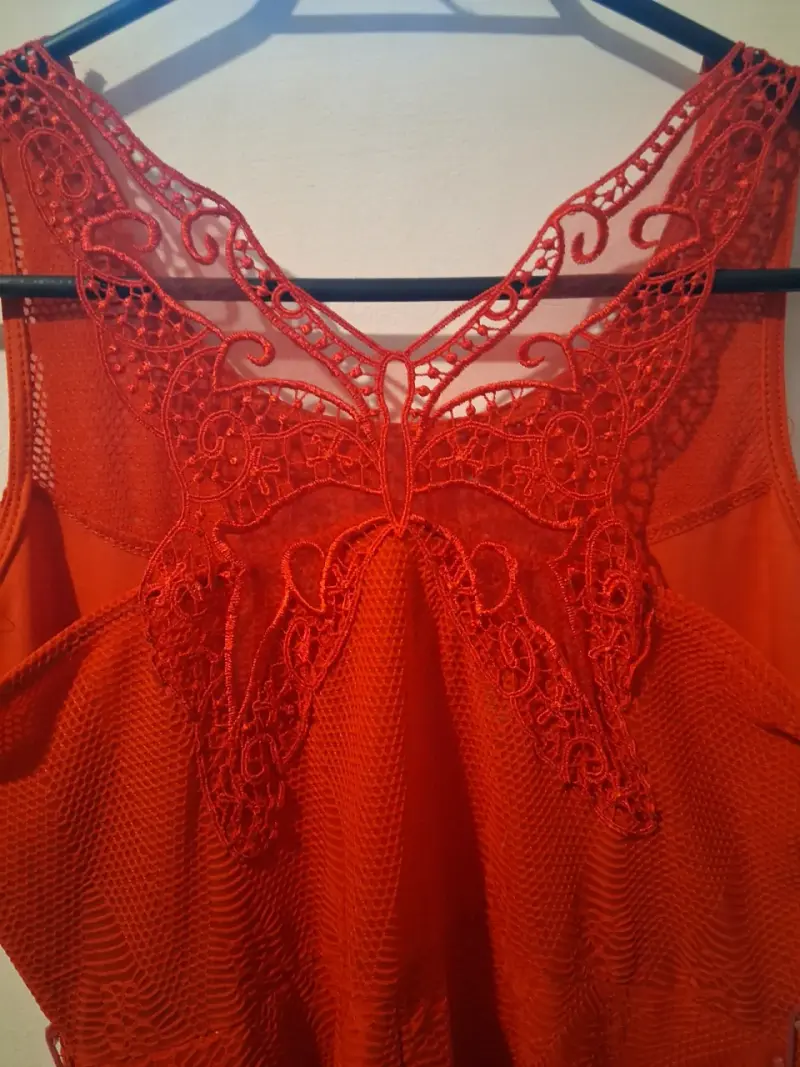 Vestido rojo de encaje con diseño elegante - 3
