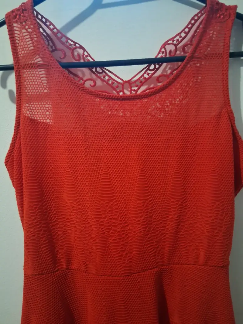 Vestido rojo de encaje con diseño elegante - 4
