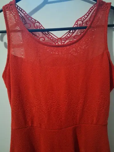 Vestido rojo de encaje con diseño elegante - miniatura 4