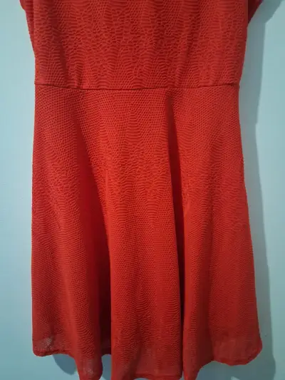 Vestido rojo de encaje con diseño elegante - miniatura 5