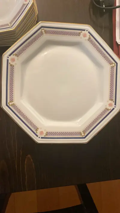 Juego de vajilla octogonal con detalles dorados - miniatura 3