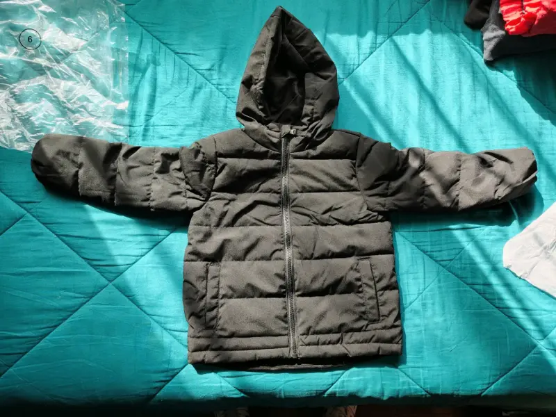 Chaqueta acolchada negra para niño con capucha - 1