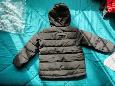 Chaqueta acolchada negra para niño con capucha - miniatura 2