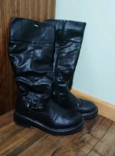 Botas negras  con hebilla - miniatura 1