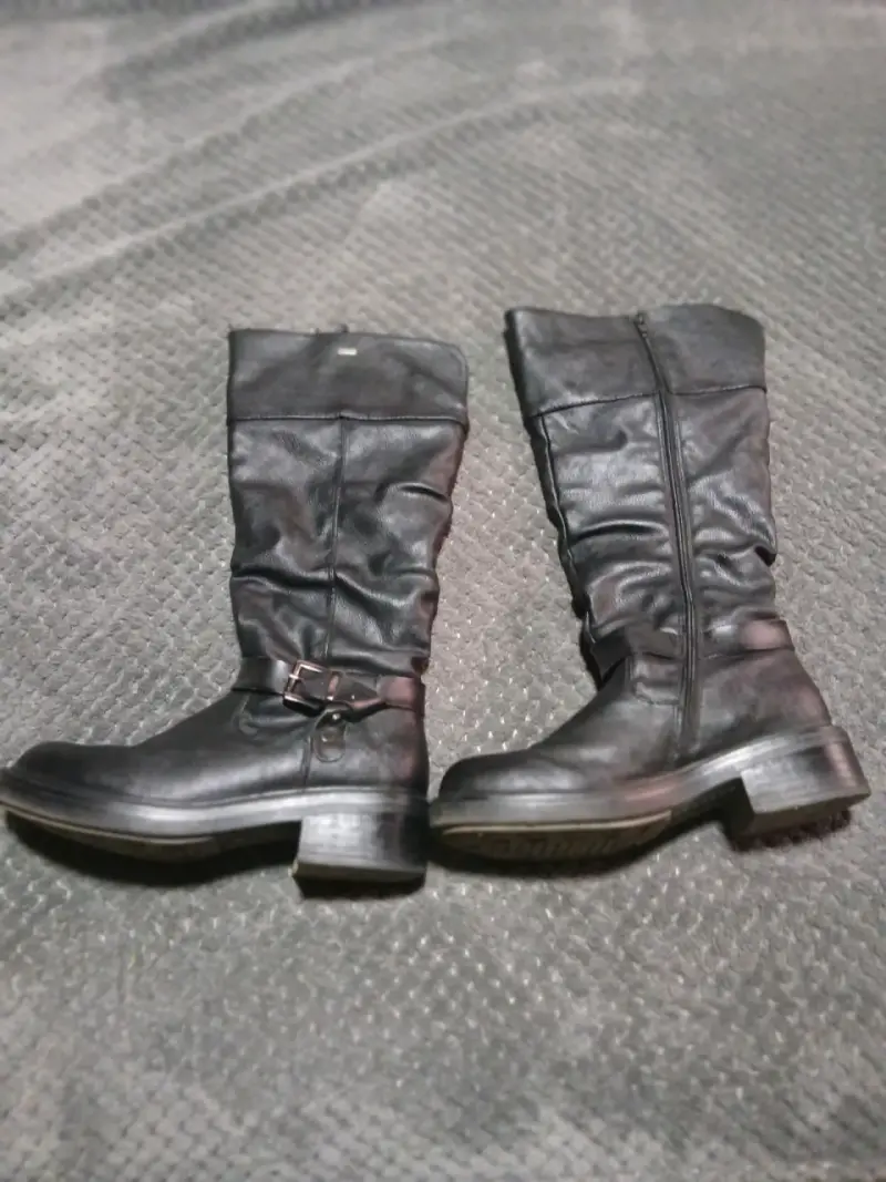 Botas negras  con hebilla - 2