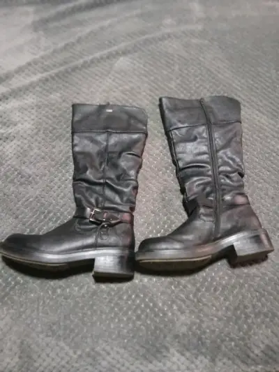 Botas negras  con hebilla - miniatura 2