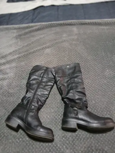 Botas negras  con hebilla - miniatura 3