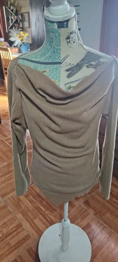 Suéter de punto marrón con cuello drapeado - miniatura 1