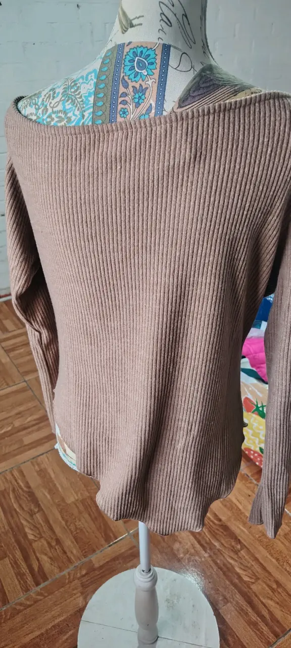 Suéter de punto marrón con cuello drapeado - 2