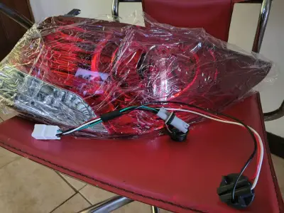 Foco trasero para auto con cables incluidos - miniatura 2