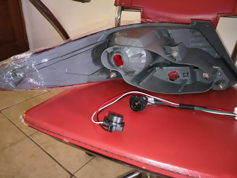 Foco trasero para auto con cables incluidos - 3
