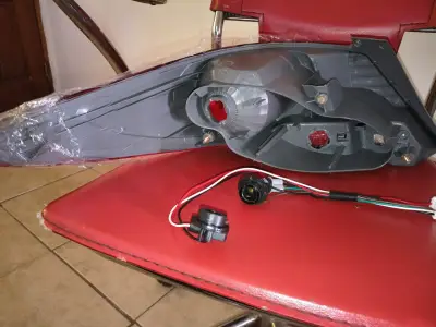 Foco trasero para auto con cables incluidos - miniatura 3