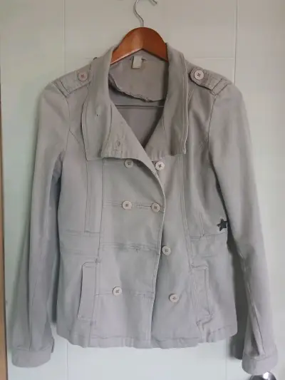 Chaqueta gris estilo militar para mujer - miniatura 1