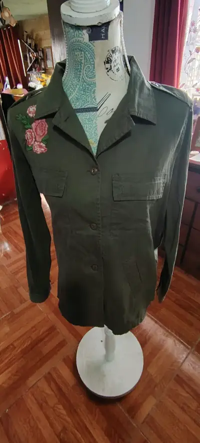 Chaqueta verde militar con bordado floral - miniatura 1
