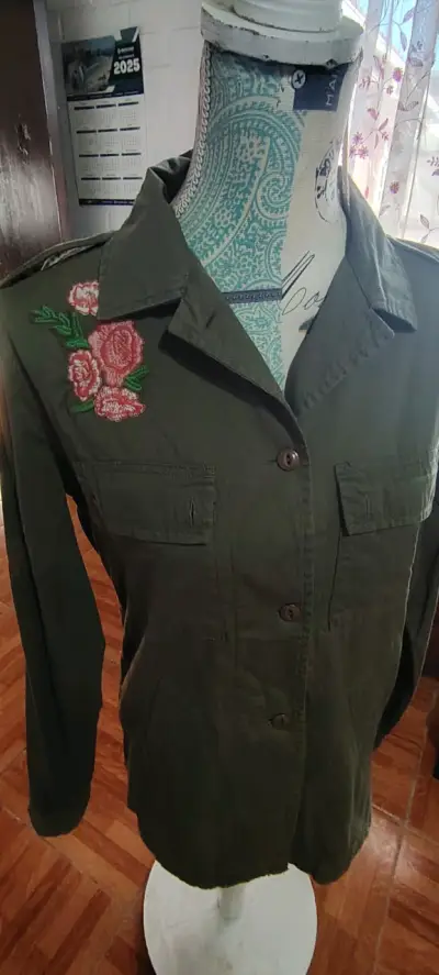 Chaqueta verde militar con bordado floral - miniatura 2