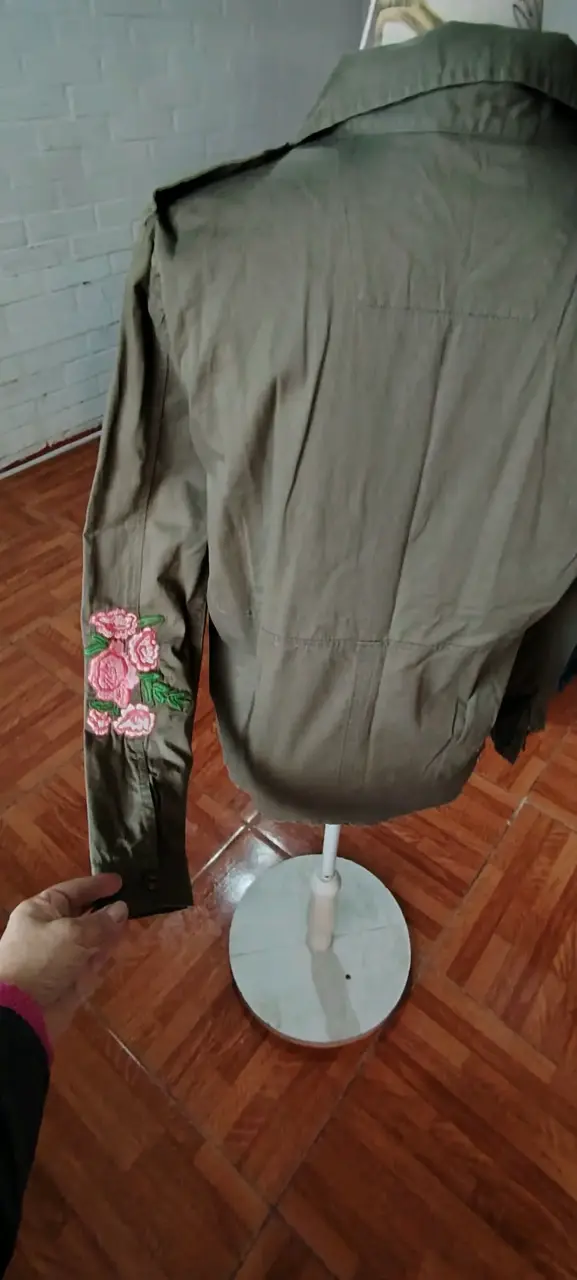 Chaqueta verde militar con bordado floral - 3