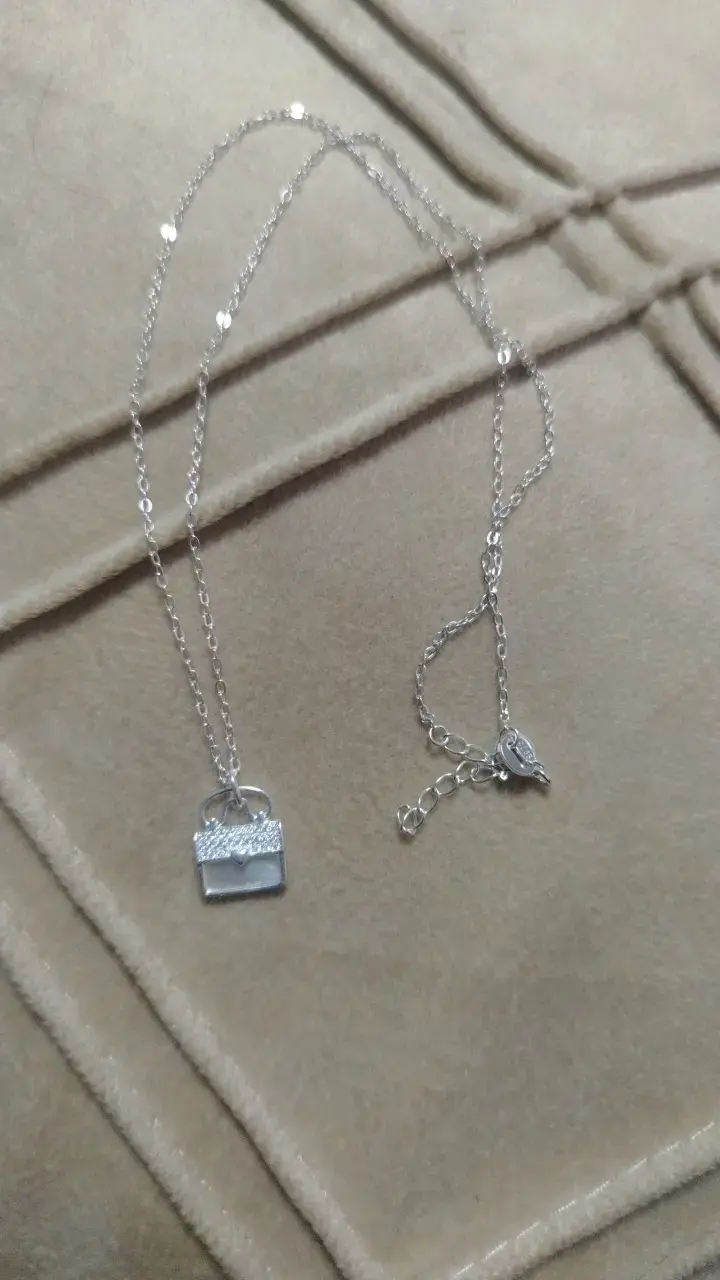 Collar de plata con dije de cartera - 1