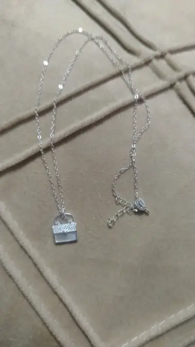 Collar de plata con dije de cartera - miniatura 1
