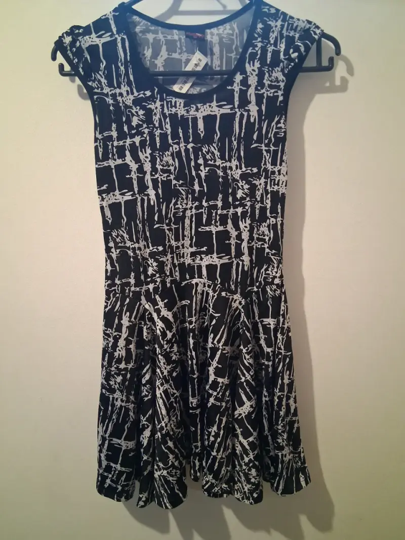 Vestido negro con estampado abstracto para mujer - 1