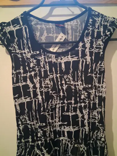 Vestido negro con estampado abstracto para mujer - miniatura 2