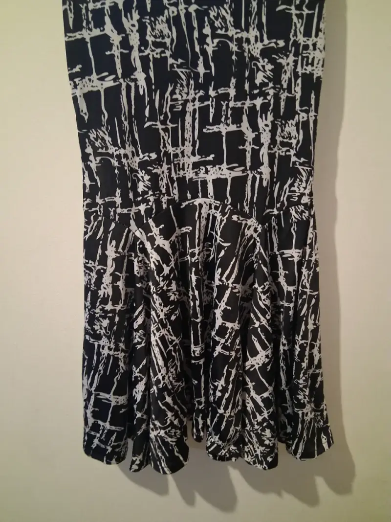 Vestido negro con estampado abstracto para mujer - 3