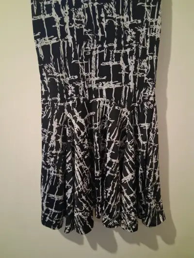 Vestido negro con estampado abstracto para mujer - miniatura 3
