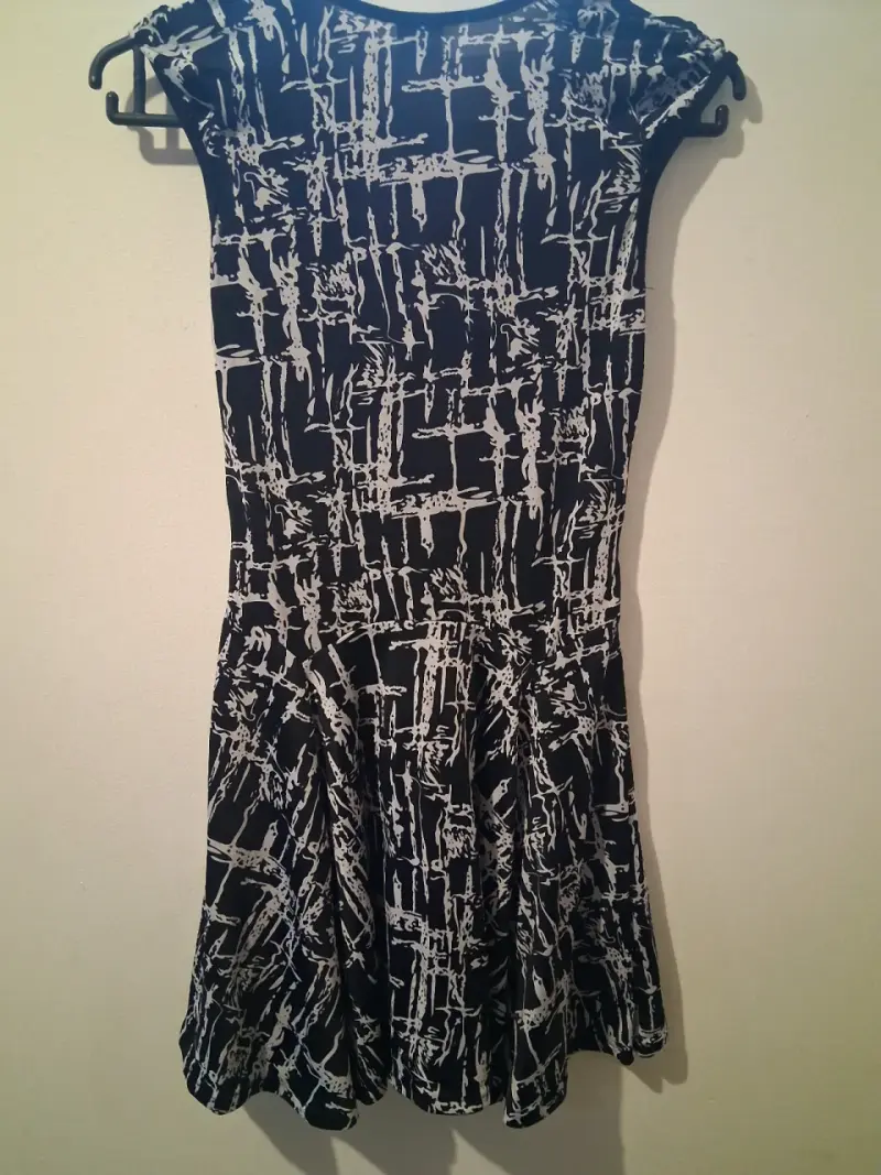 Vestido negro con estampado abstracto para mujer - 4