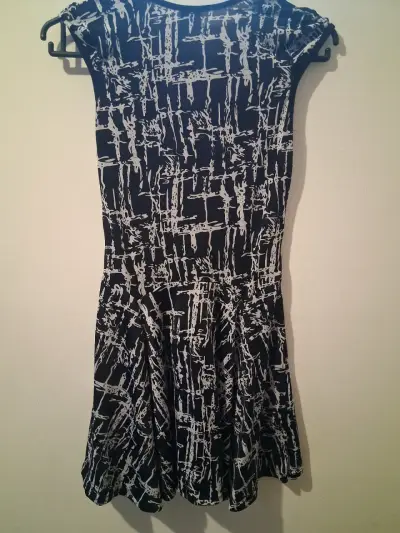 Vestido negro con estampado abstracto para mujer - miniatura 4