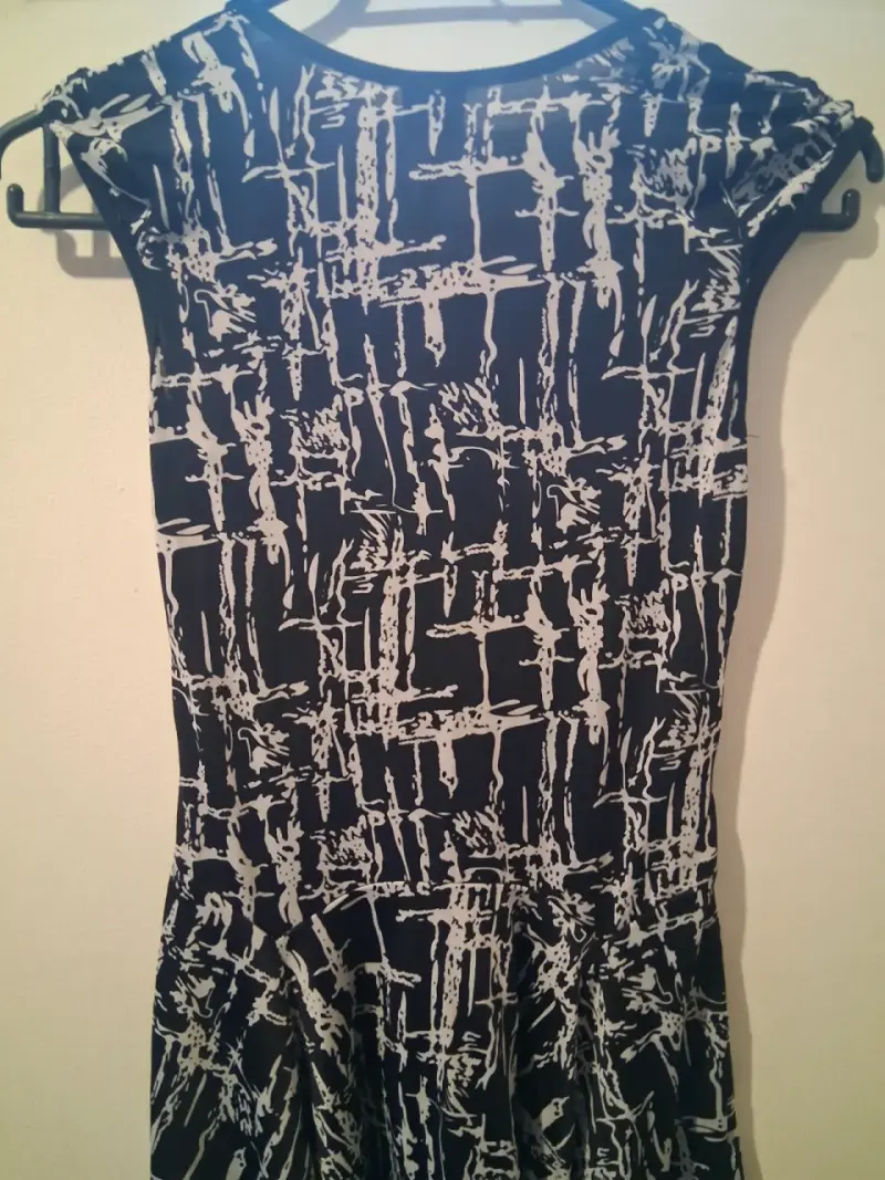 Vestido negro con estampado abstracto para mujer - 5