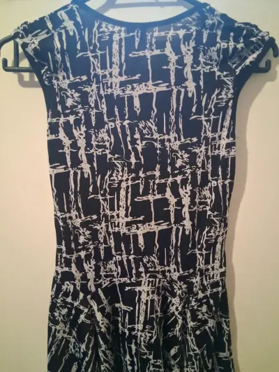 Vestido negro con estampado abstracto para mujer - miniatura 5