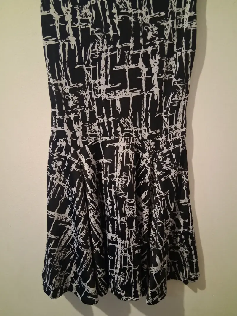 Vestido negro con estampado abstracto para mujer - 6