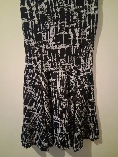 Vestido negro con estampado abstracto para mujer - miniatura 6