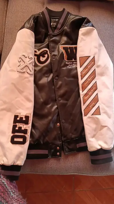Chaqueta estilo varsity negra y blanca Logeoi - miniatura 1