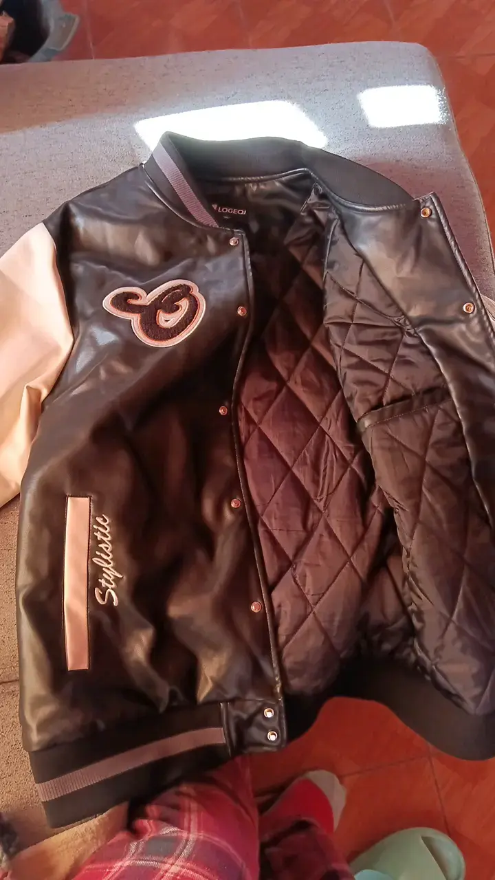 Chaqueta estilo varsity negra y blanca Logeoi - 4