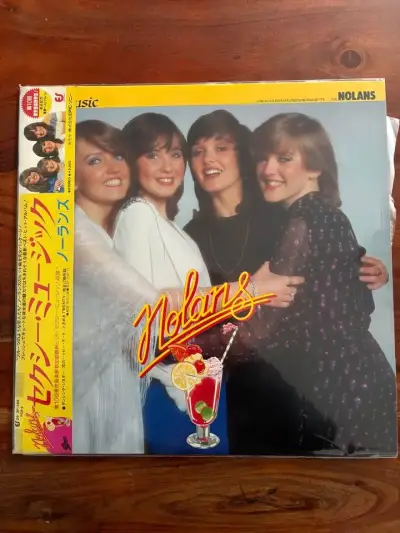 Vinilo de música The Nolans con portada colorida - miniatura 1