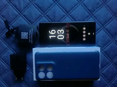 Smartphone Motorola Edge 60 con cargador y funda - miniatura 1