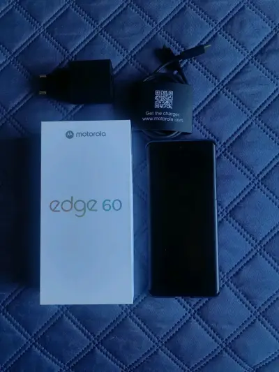 Smartphone Motorola Edge 60 con cargador y funda - miniatura 2