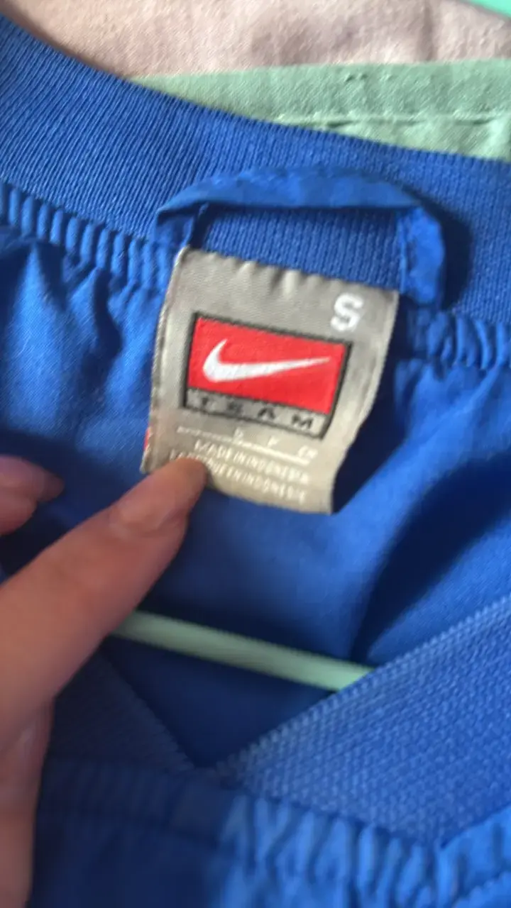 Polerón azul Nike con logo bordado - 2