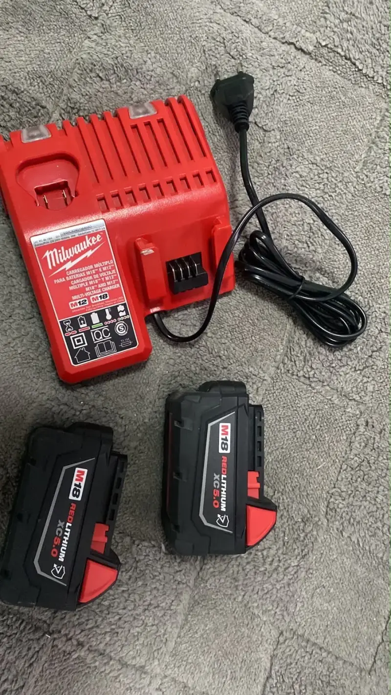 Cargador y baterías Milwaukee M18 RedLithium