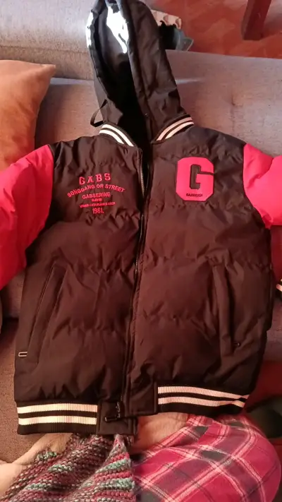 Chaqueta con capucha negra y roja estilo urbano - miniatura 1
