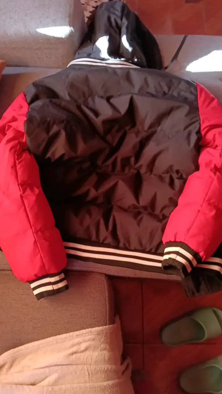 Chaqueta con capucha negra y roja estilo urbano - 2